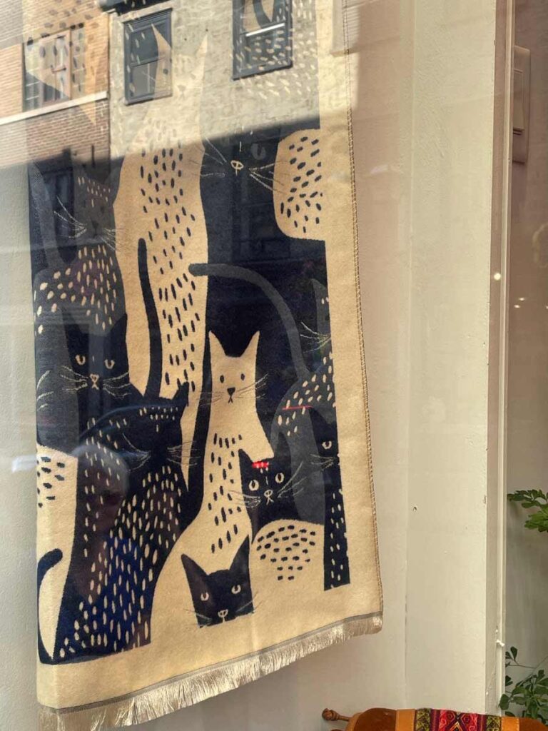 Cat weaving